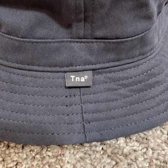 Aritzia TNA banded bucket hat in forged iron - Picture 3 of 6